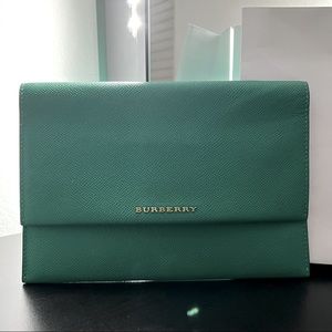 Burberry: Green Clutch